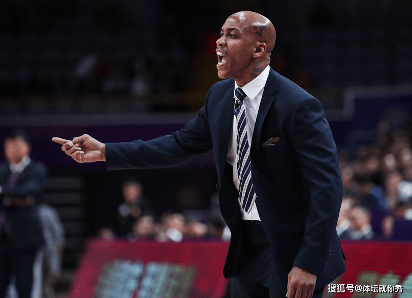  法兰克福主教练赛后批评裁判判罚引发争议  